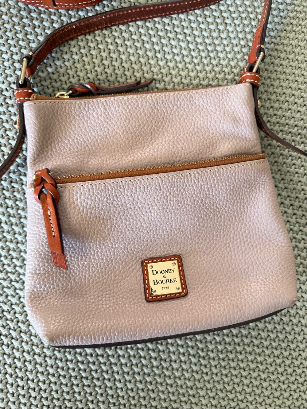 Like New! Dooney & Bourke taupe Y2K leather crossbody purse - Picture 5 of 7